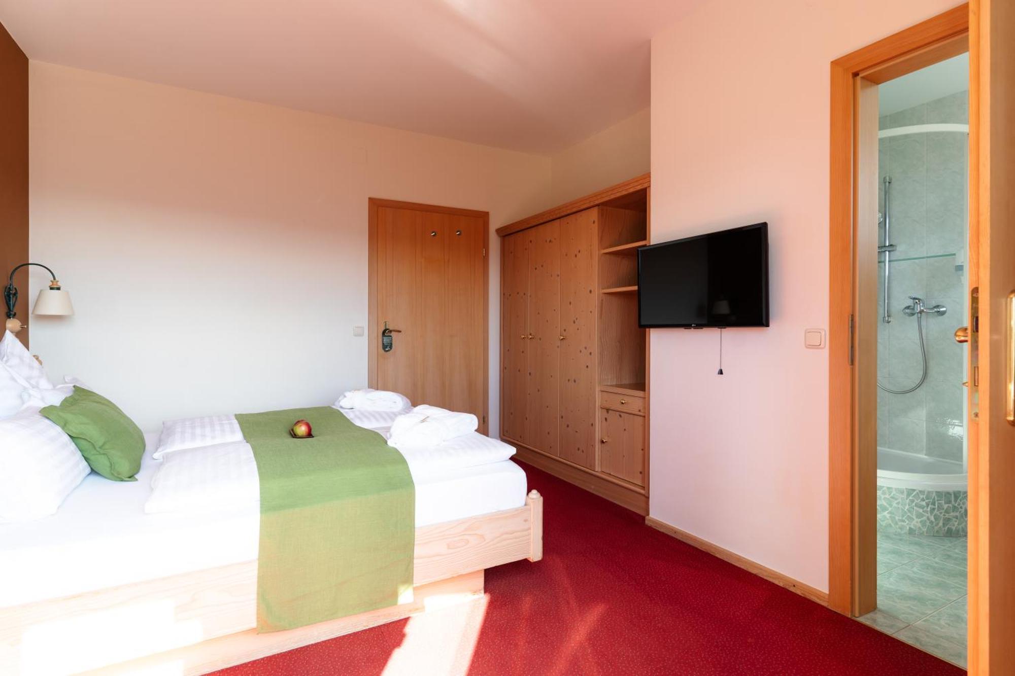 Hotel Mahorko Wein Wellness Wasserbueffel Glanz an der Weinstrasse